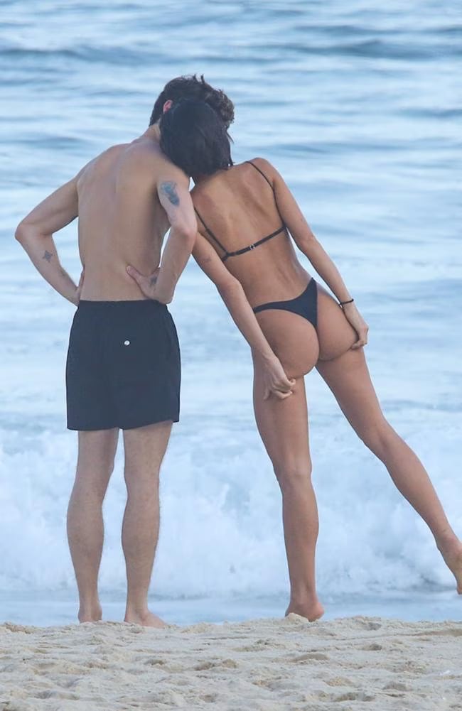 尚恩曼德斯 Shawn Mendes、布魯娜馬爾科辛熱戀！海灘激吻放閃照曝光掀熱議！