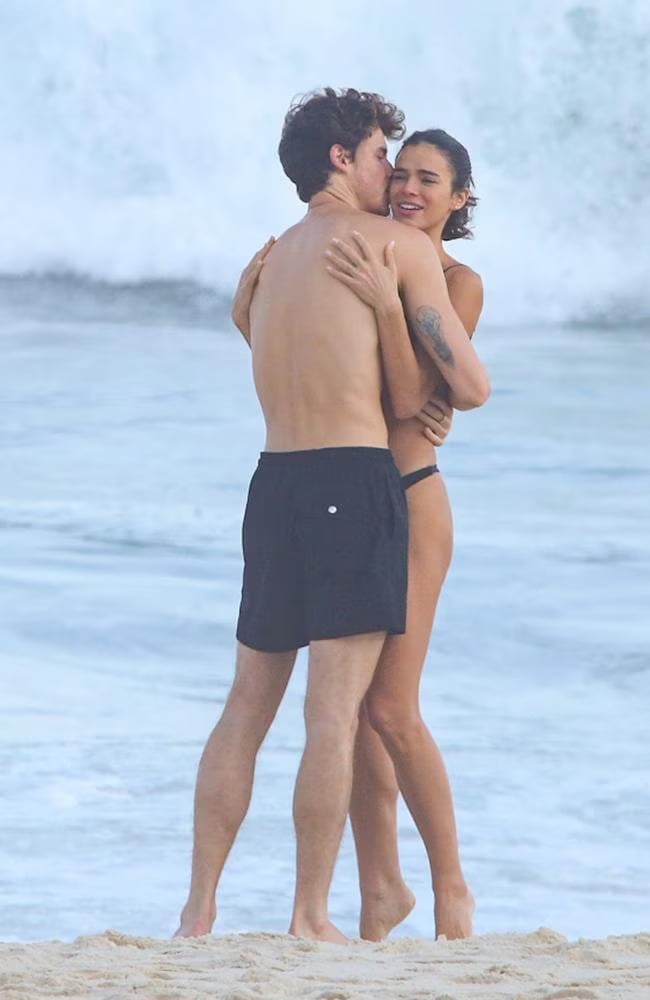 尚恩曼德斯 Shawn Mendes、布魯娜馬爾科辛熱戀！海灘激吻放閃照曝光掀熱議！