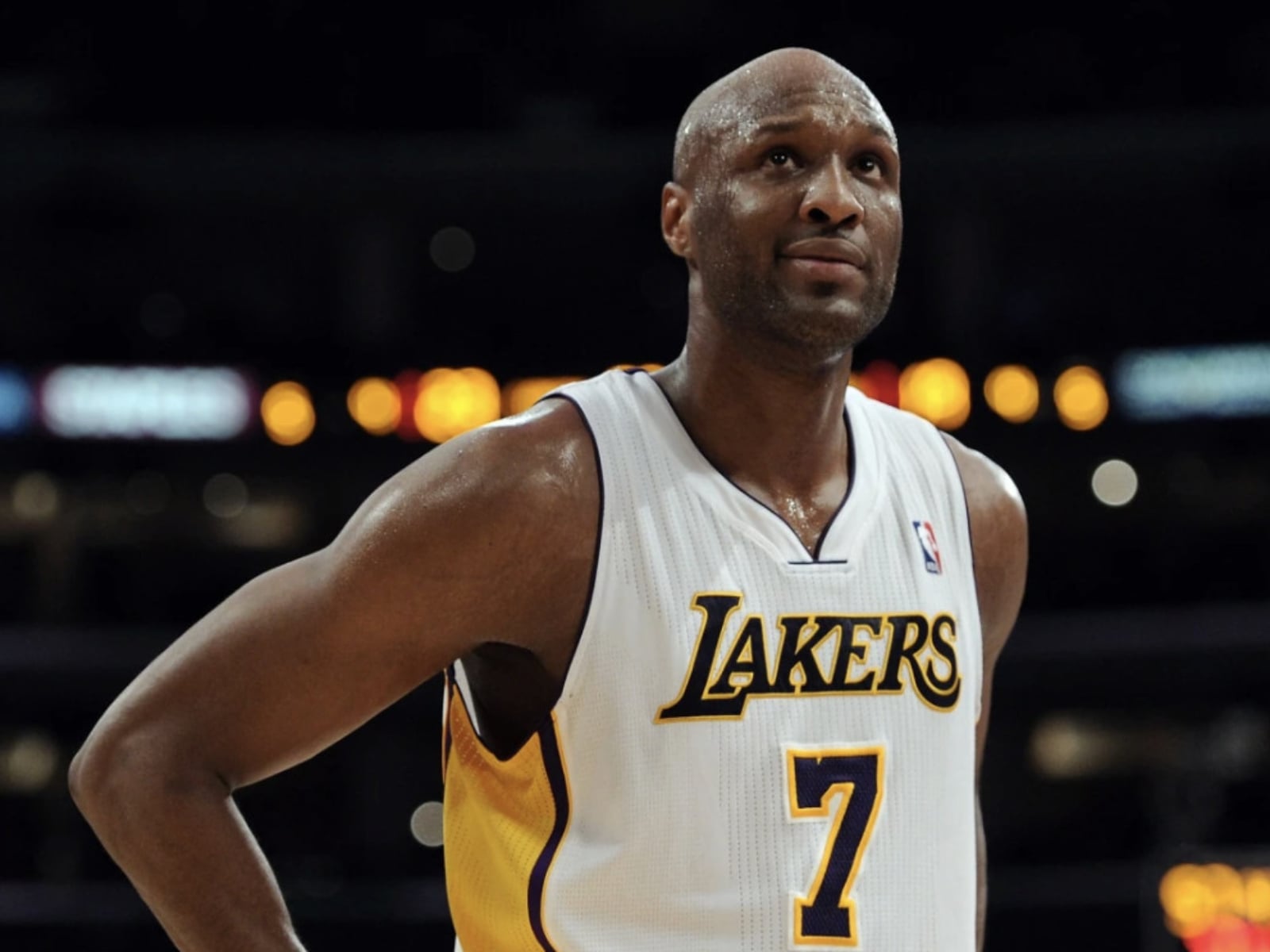 Netflix《體壇祕話：拉瑪歐登的生死邊緣》揭傳奇球星黑幕！Khloé Kardashian 坦承曾縱容 Lamar Odom 毒癮！