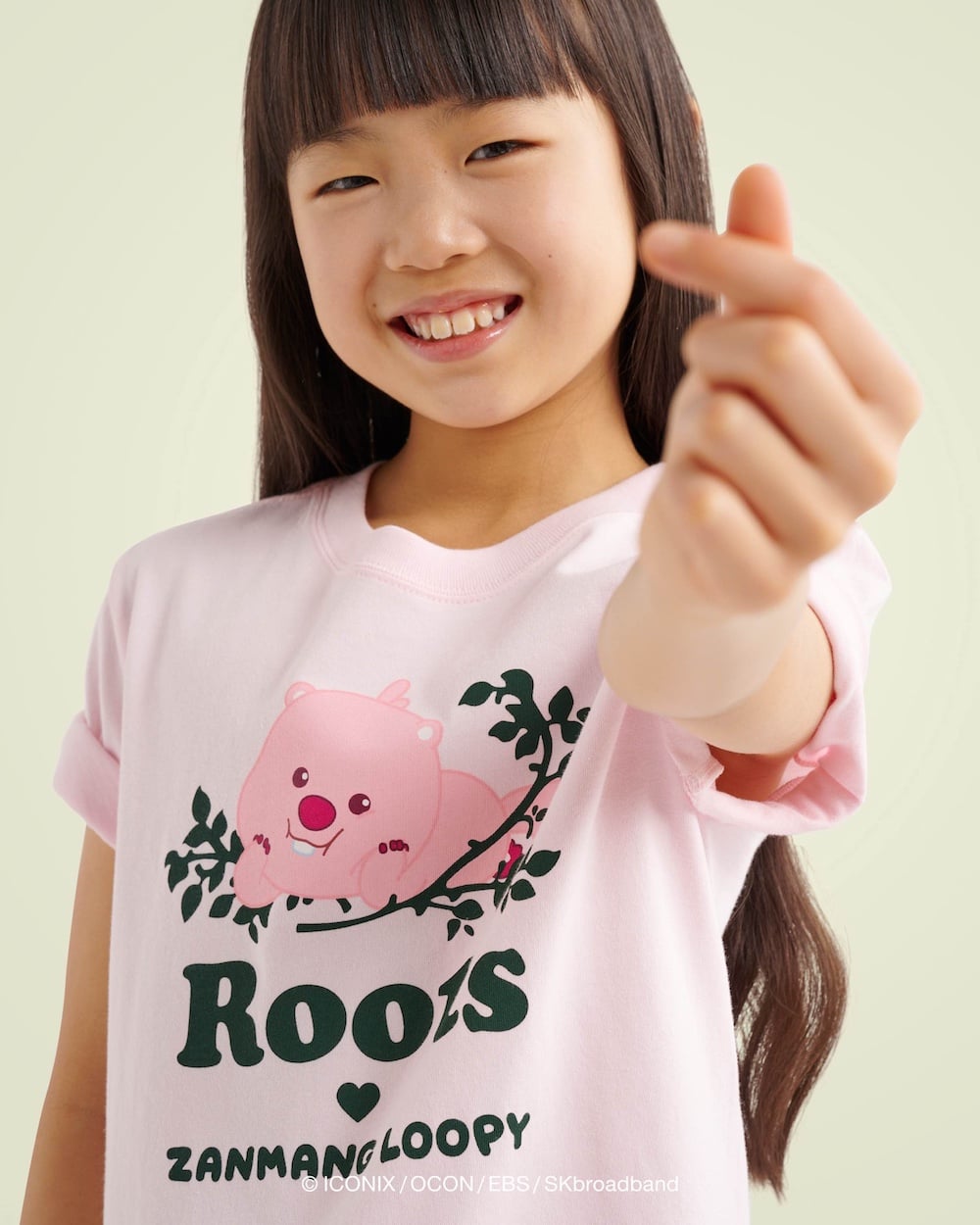 全球首賣 Roots 攜手韓國粉紅萌主 ZANMANG LOOPY 聯名限量登場