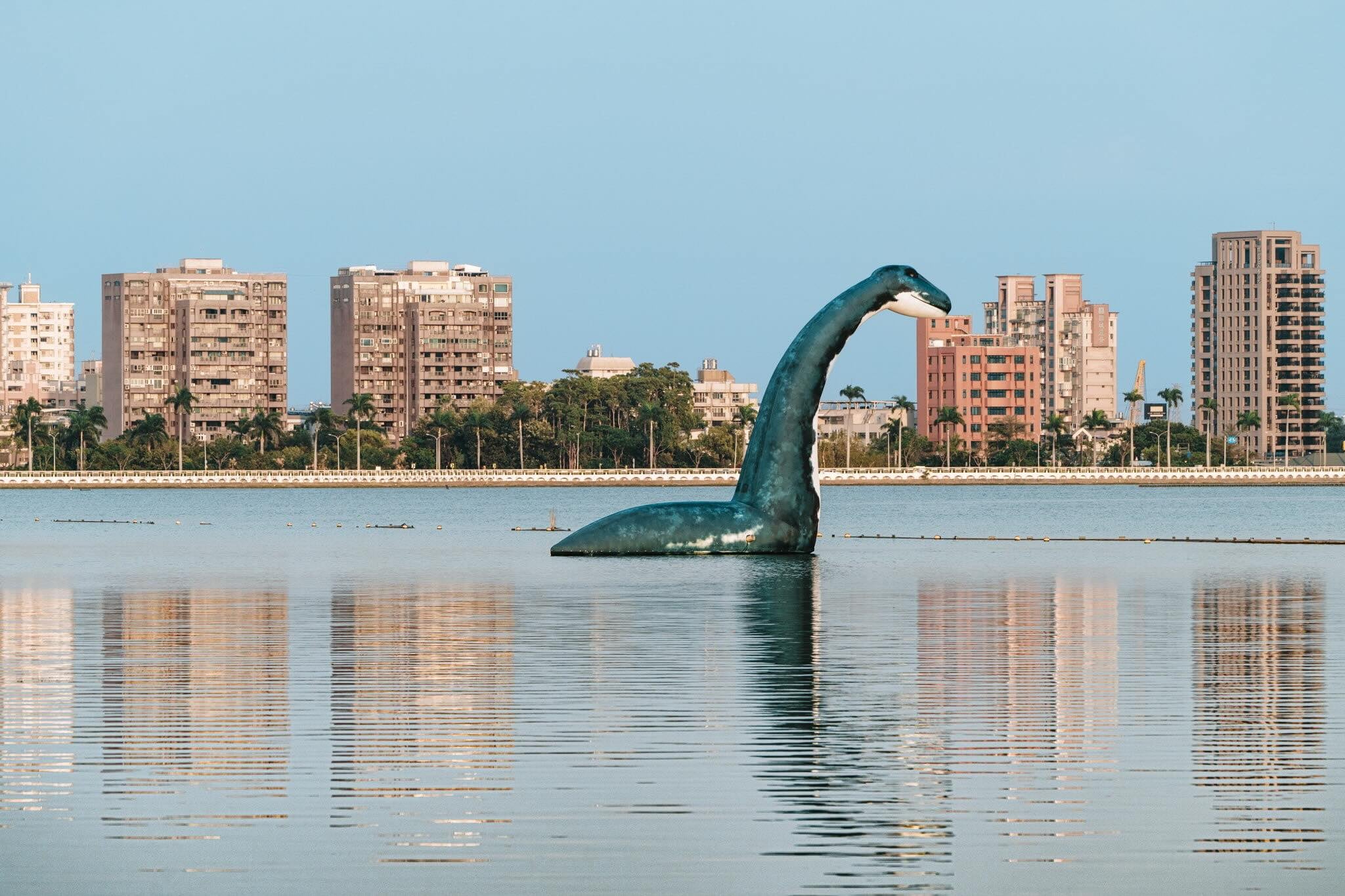 2026 高雄兒童節澄清湖水怪裝置藝術登場！9 公尺巨獸超吸睛引熱議！