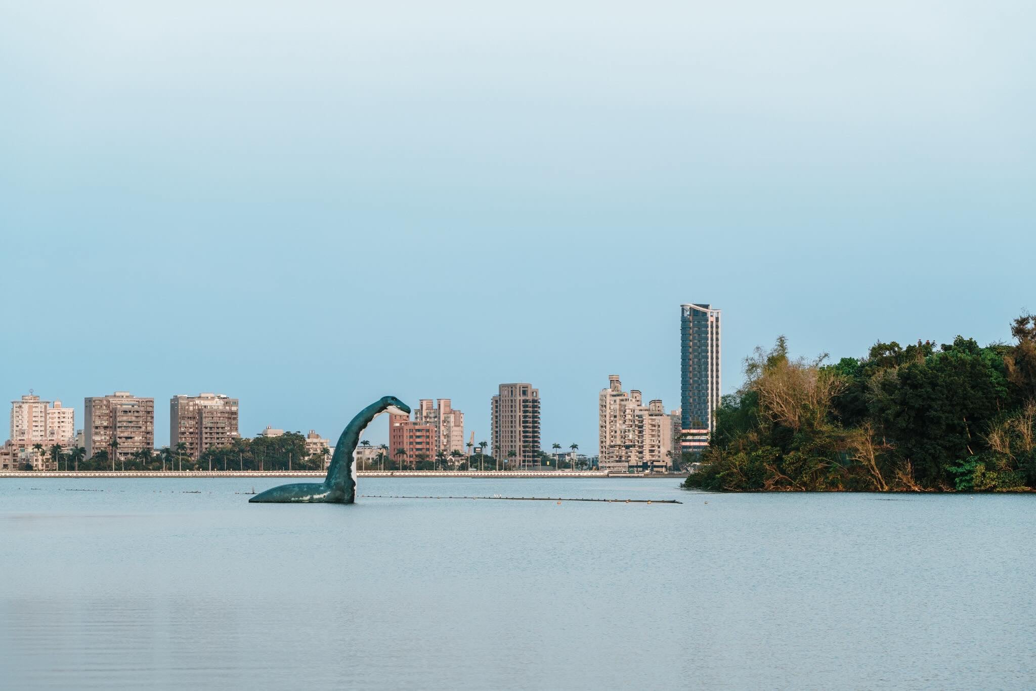 2026 高雄兒童節澄清湖水怪裝置藝術登場！9 公尺巨獸超吸睛引熱議！