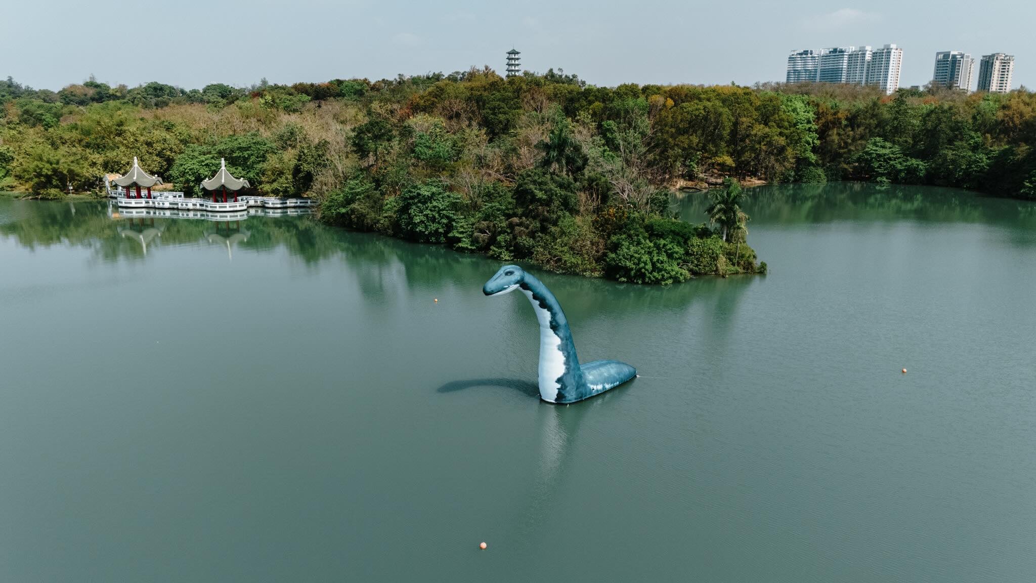 2026 高雄兒童節澄清湖水怪裝置藝術登場！9 公尺巨獸超吸睛引熱議！