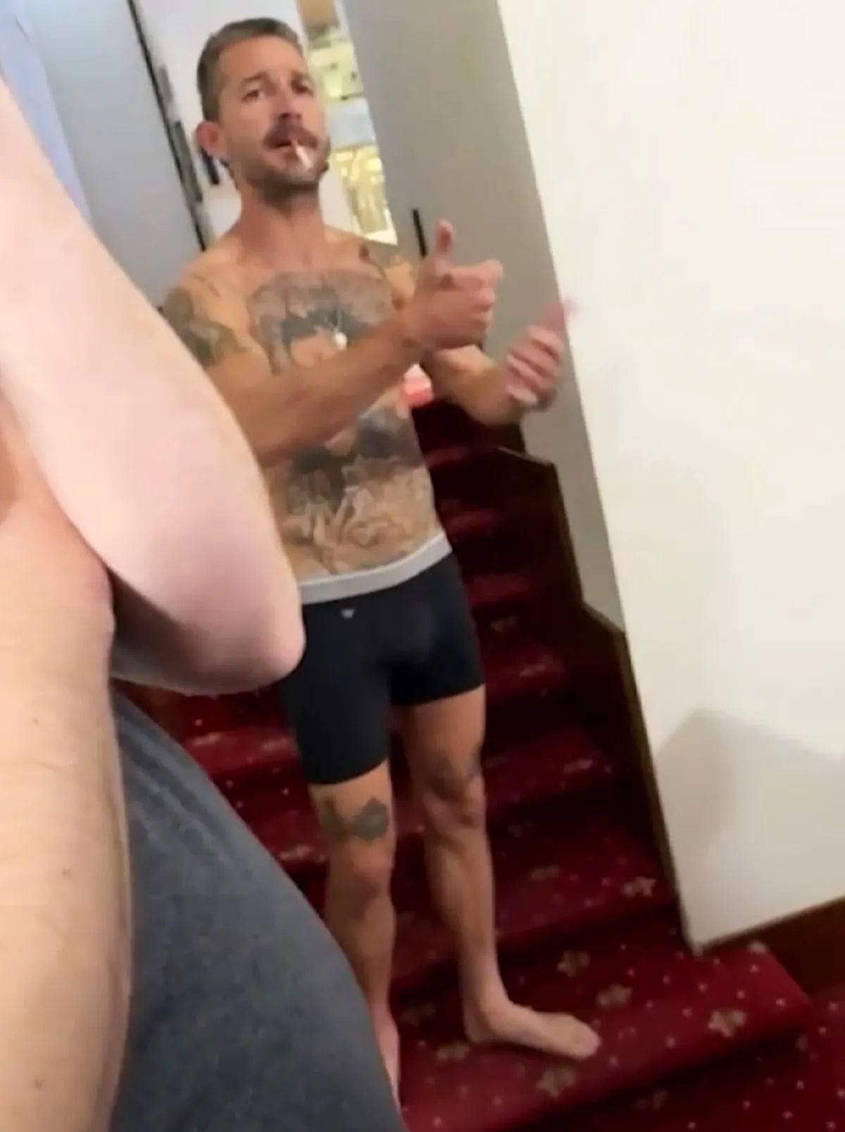 西亞李畢福 Shia LaBeouf 再爆失控！穿內褲向陌生人討火點煙引網驚：「怎麼會變這樣？」