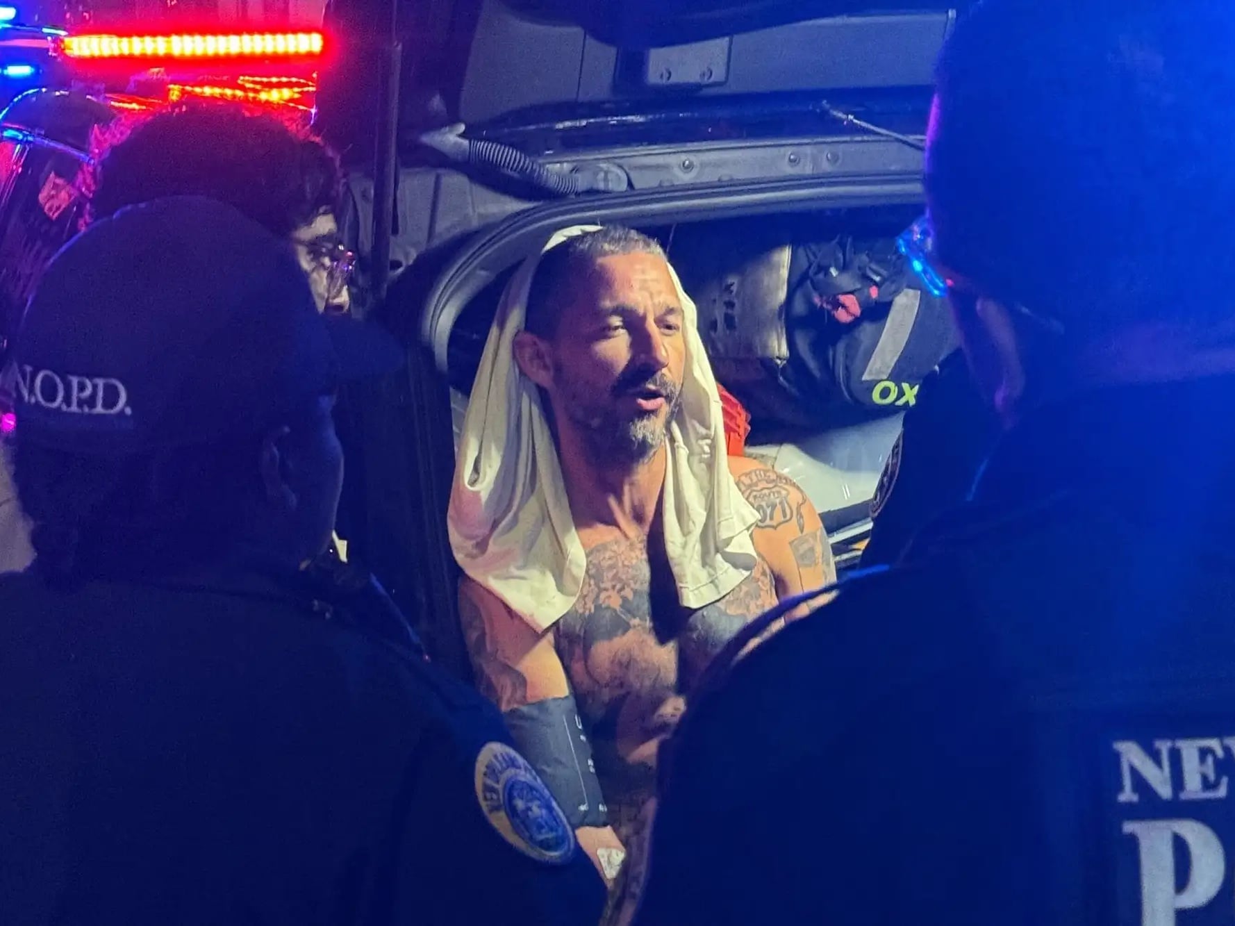 西亞李畢福 Shia LaBeouf 再爆失控！穿內褲向陌生人討火點煙引網驚：「怎麼會變這樣？」