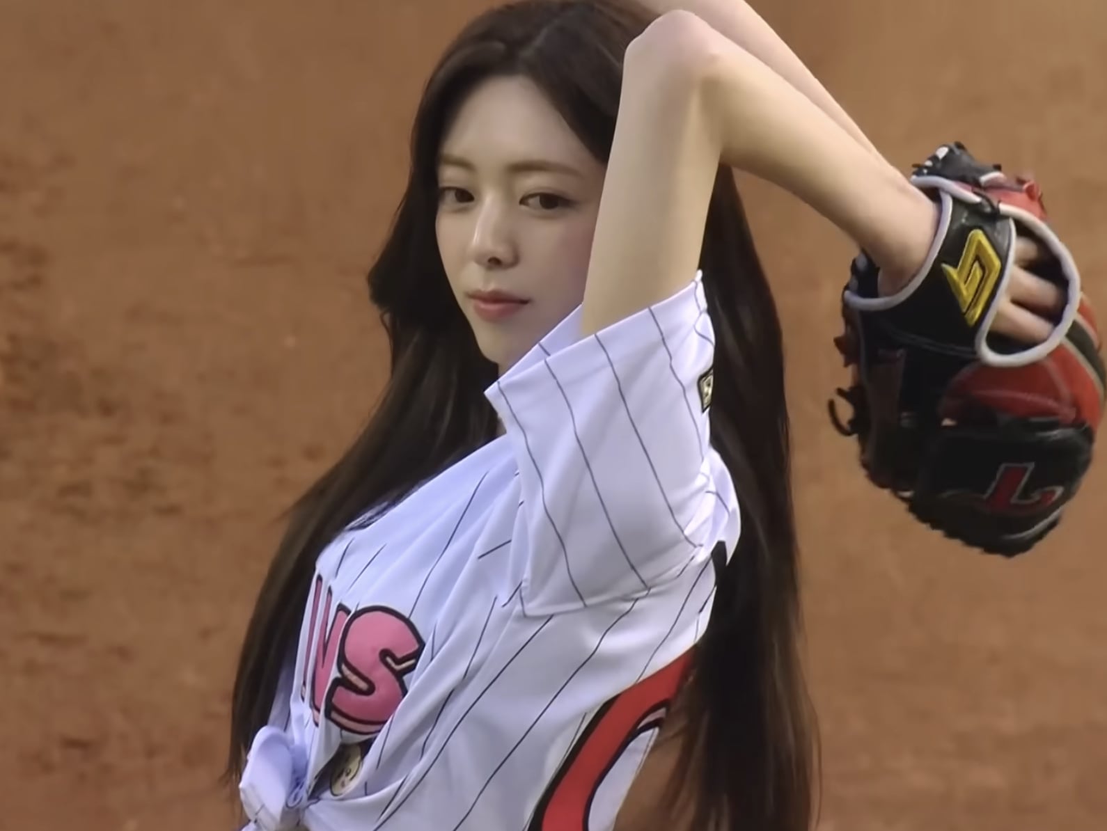 ITZY 申有娜 170 公分高挑身材為 LG Twin 開球！網狂讚：「這比例也太誇張！」