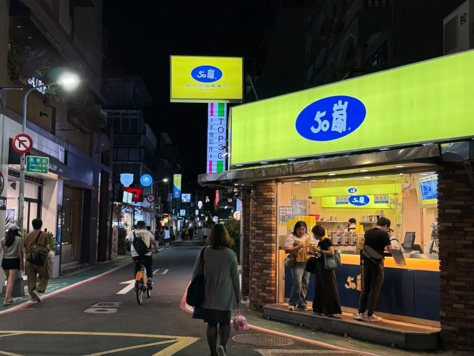 愚人節手搖5元國王奶茶、香菜珍奶買一送一！10款獵奇飲品挑戰友情