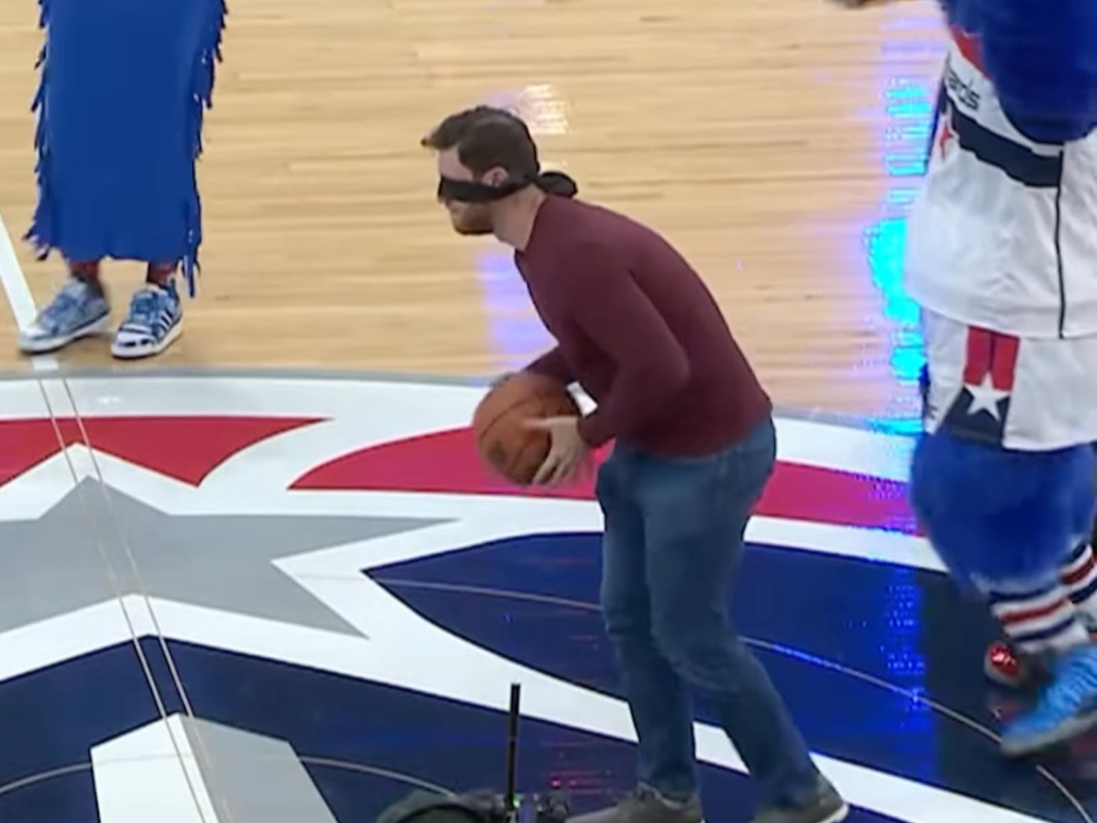 NBA／巫師吉祥物騙球迷「投進大號三分」愚人節惡整！粉絲以為贏 30 萬反應笑翻全場！