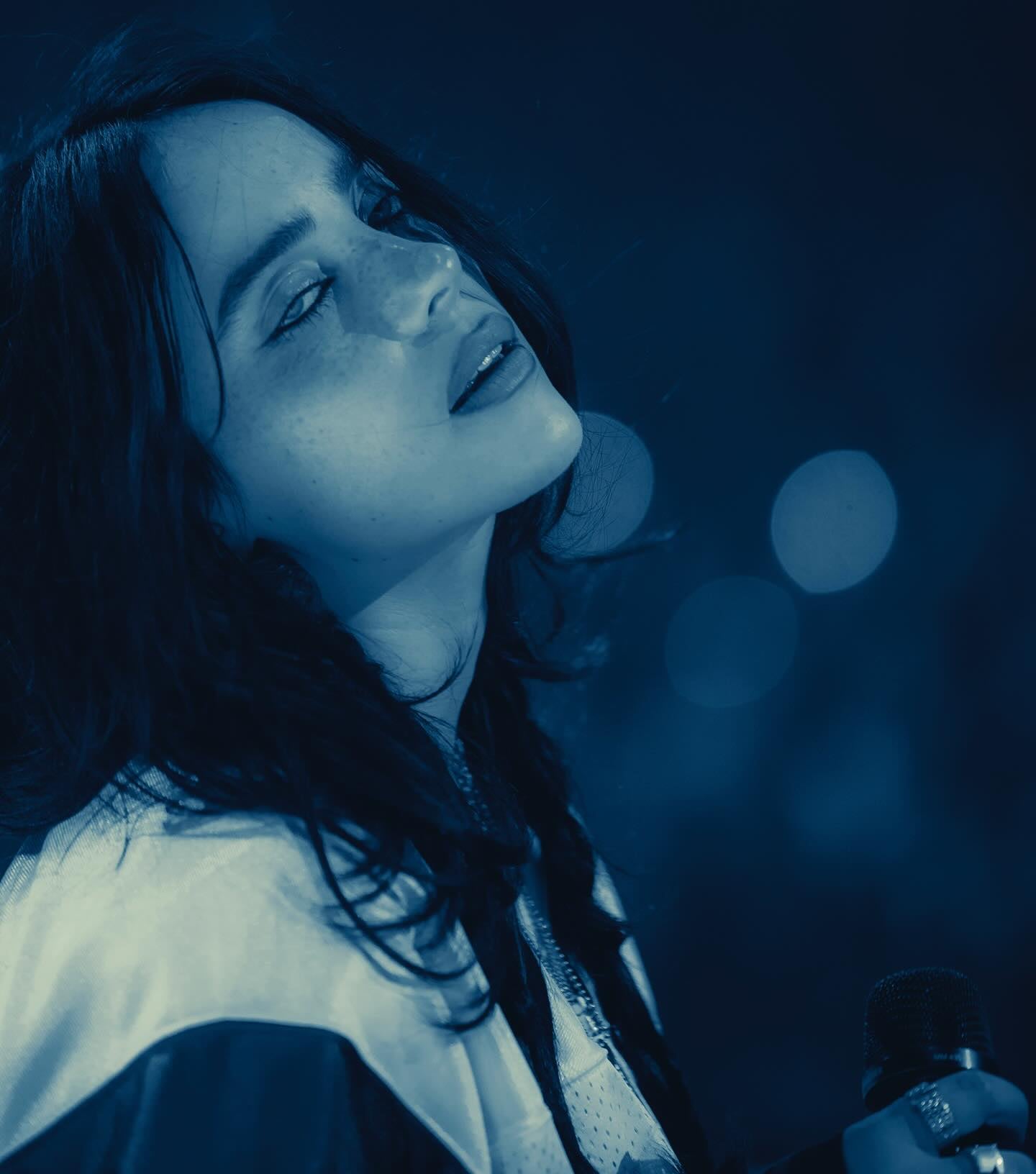 Billie Eilish 親揭「有害朋友圈」痛苦！成名後失去所有朋友才頓悟：問題從來不在你⋯