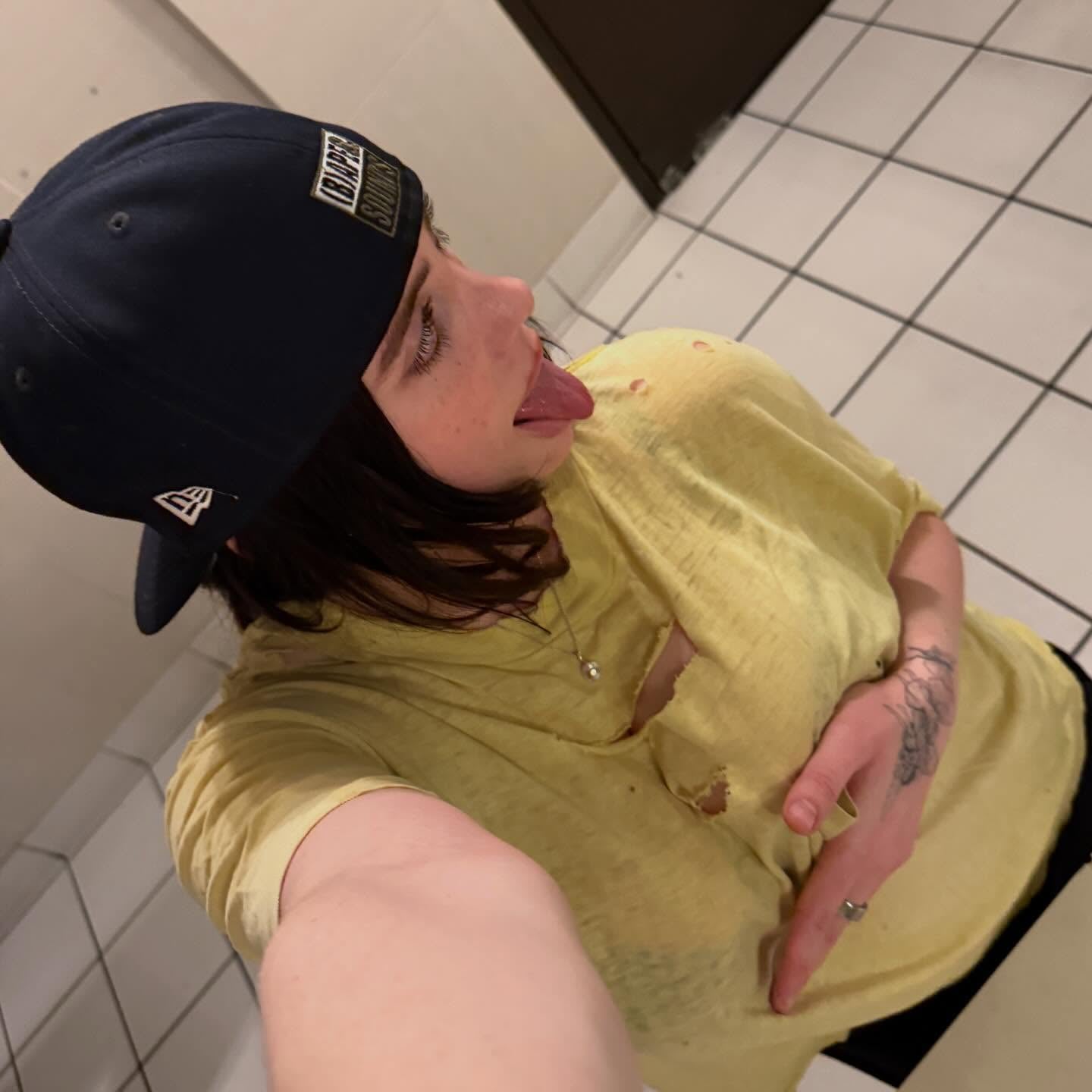 Billie Eilish 親揭「有害朋友圈」痛苦！成名後失去所有朋友才頓悟：問題從來不在你⋯