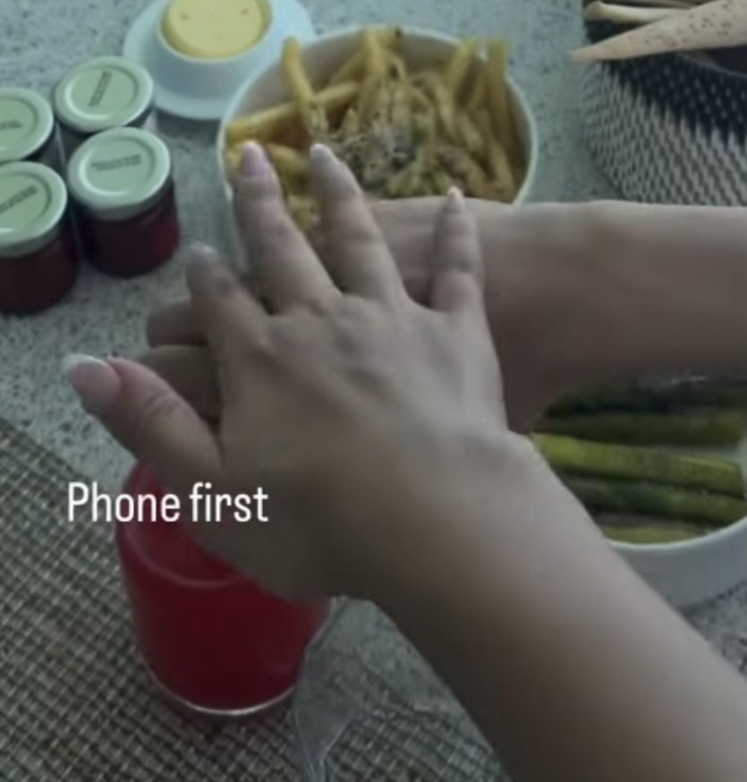 Ray 與女友 Angi Yang 出國渡假超甜蜜！曬戒指坦承愚人節玩笑嚇壞網友！