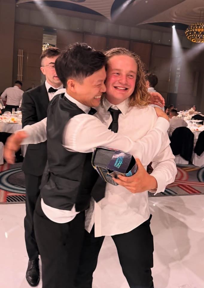 新郎丟捧花改丟「限量寶可夢卡牌禮盒」！大批男性友人搶成一團、外包裝直接爛掉！