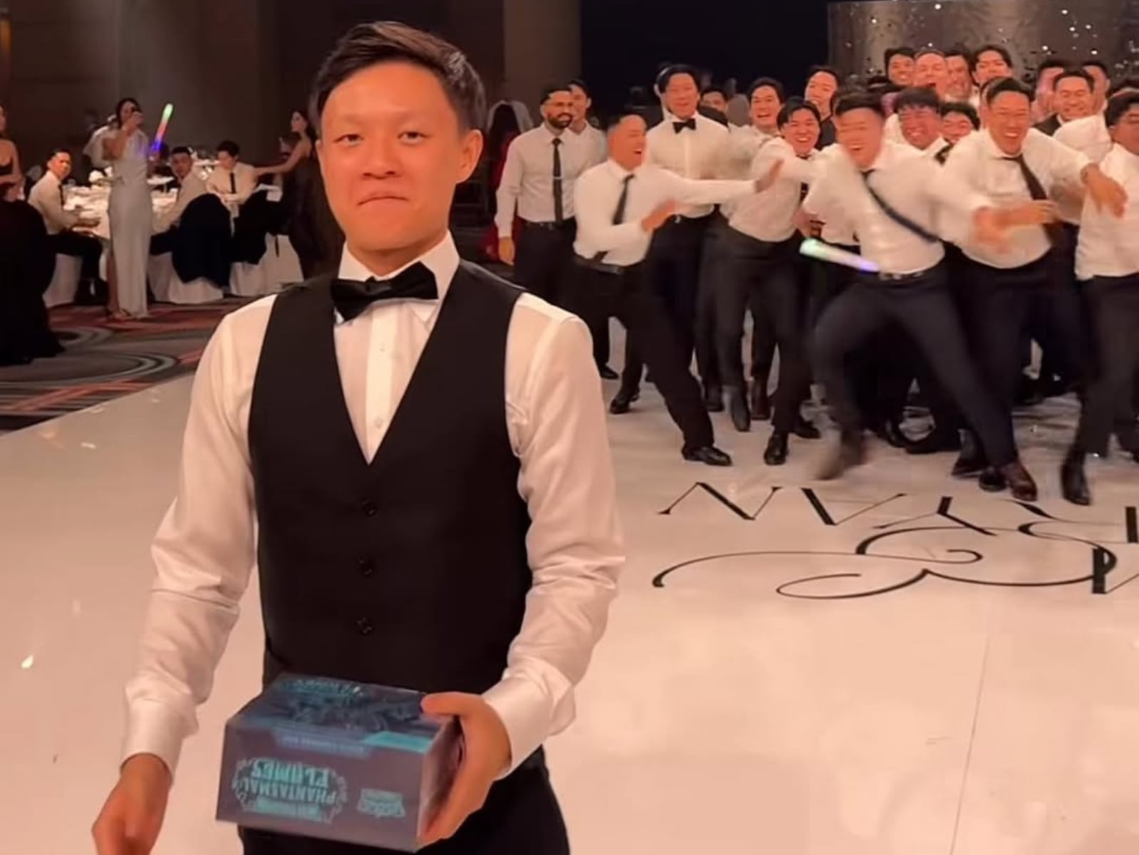 新郎丟捧花改丟「限量寶可夢卡牌禮盒」！大批男性友人搶成一團、外包裝直接爛掉！