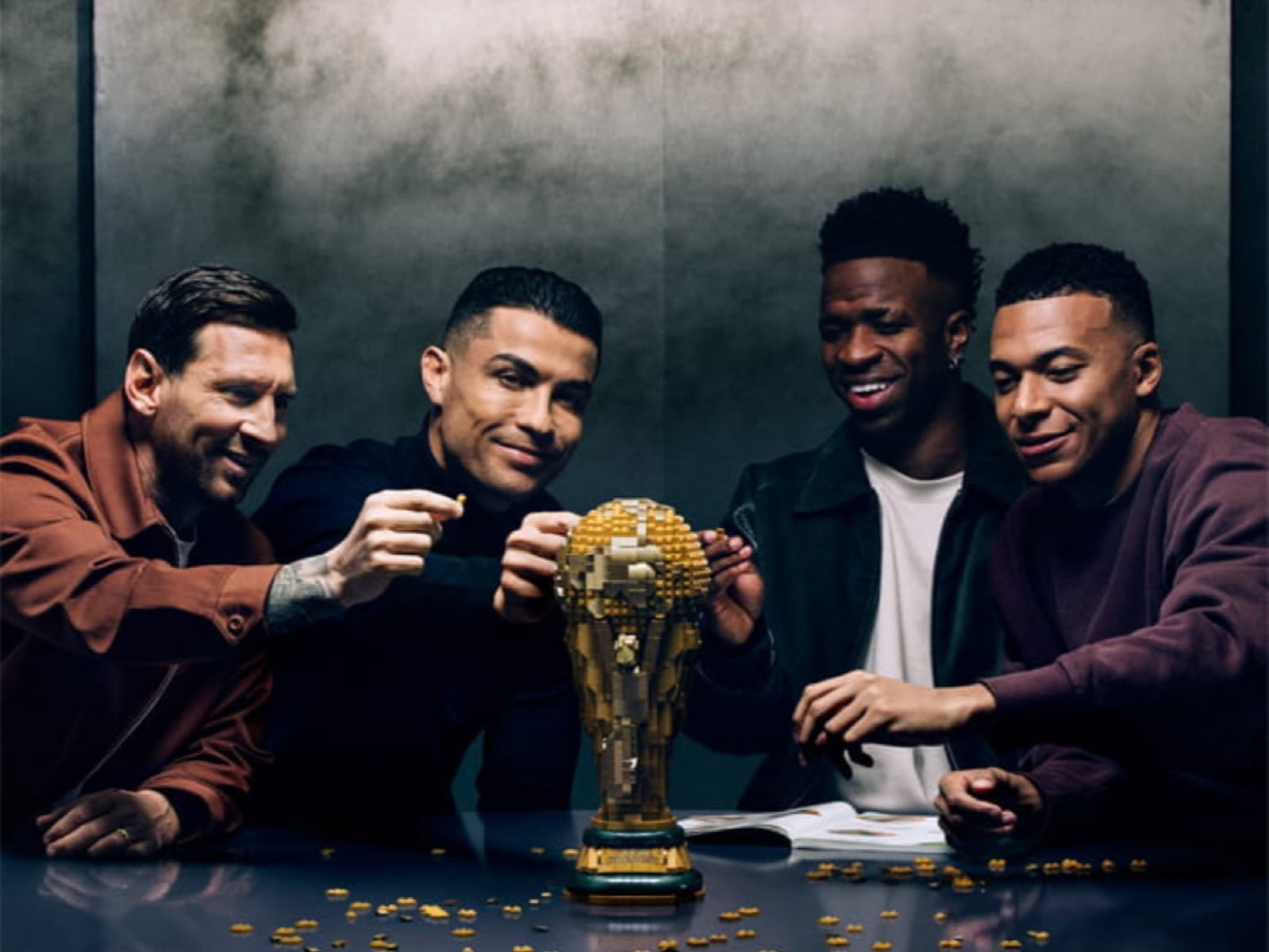 C羅、梅西足球四大巨星樂高廣告夢幻同框！球迷驚嘆「這真的不是 AI 嗎！」