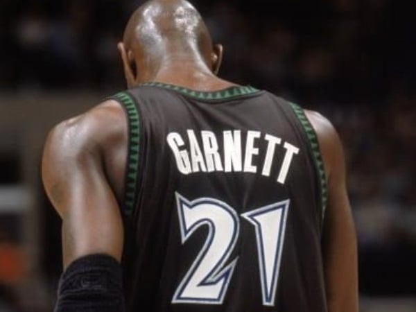 NBA／狼王凱文賈奈特終於回家了！灰狼正式退休21號球衣，6年情感裂痕一夕冰釋引爆球迷淚水！