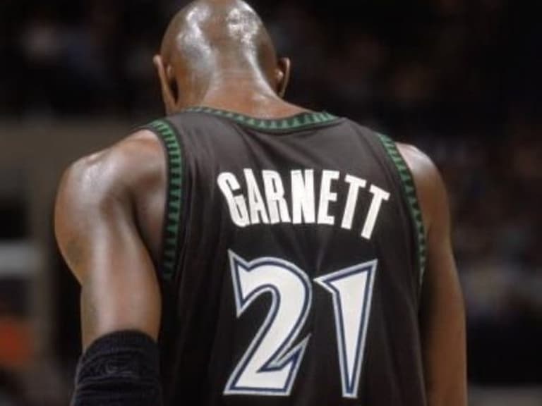 NBA／狼王凱文賈奈特終於回家了！灰狼正式退休21號球衣，6年情感裂痕一夕冰釋引爆球迷淚水！