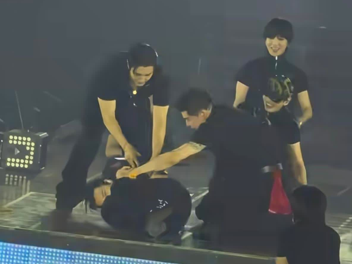 Super Junior 東海舞台摔倒30秒！升降台絆倒重摔左側身體，敬業堅持完演粉絲心疼爆棚！