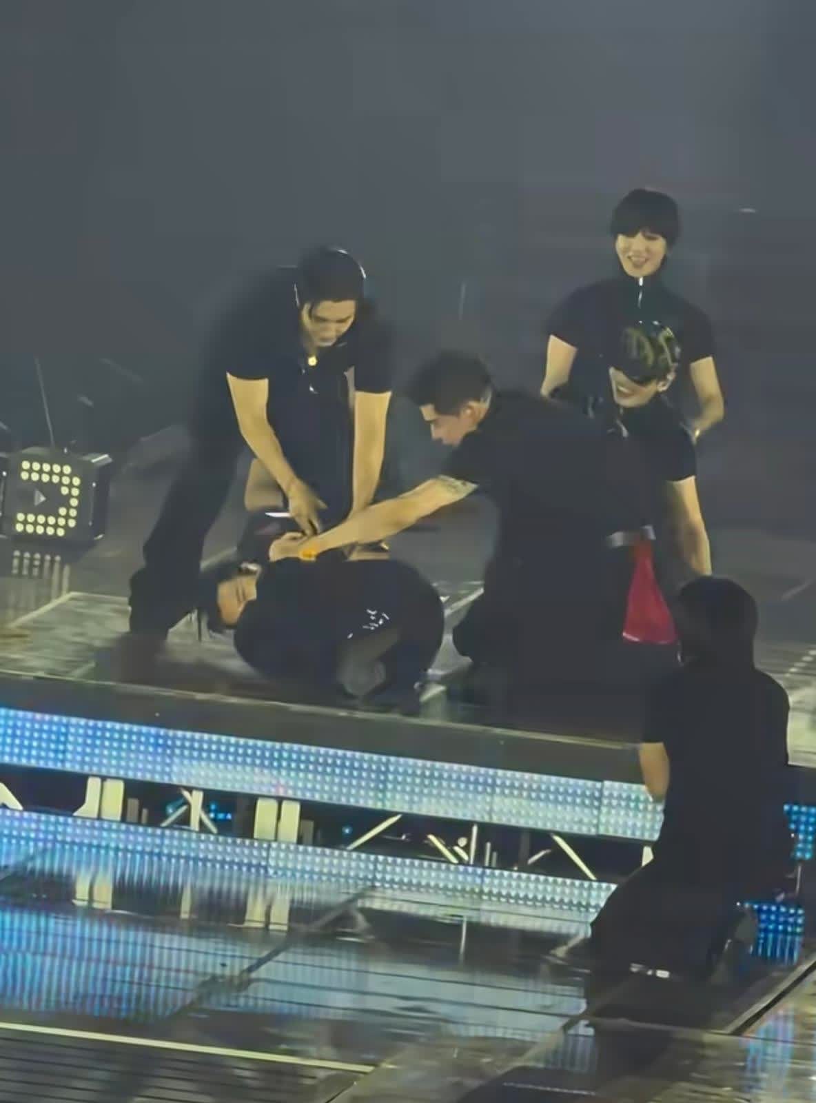 Super Junior 東海舞台摔倒30秒！升降台絆倒重摔左側身體，敬業堅持完演粉絲心疼爆棚！