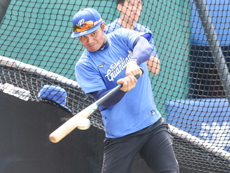 中職／42歲王勝偉連續19年登入一軍！陳江和賽前穿球衣索簽名：「愛你喔」