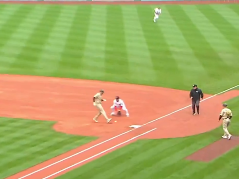 MLB/曼尼·馬查多 Manny Machado 棒球場踢足球!一腳把牽制球踹飛!壘上跑者全部進壘