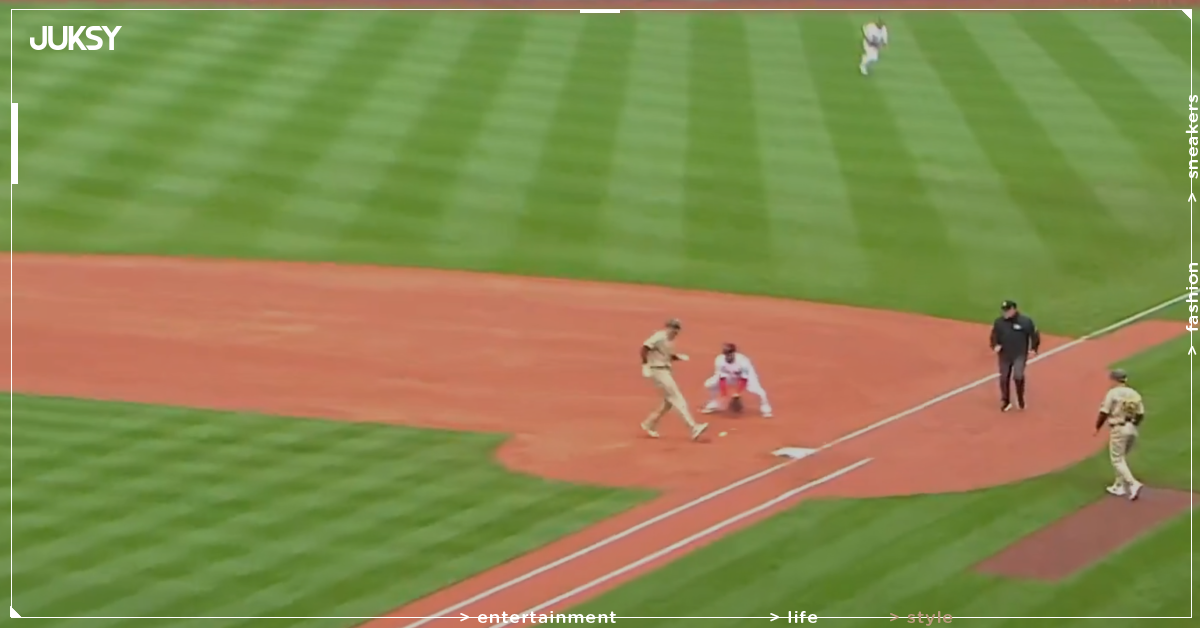 MLB/曼尼·馬查多 Manny Machado 棒球場踢足球!一腳把牽制球踹飛!壘上跑者全部進壘