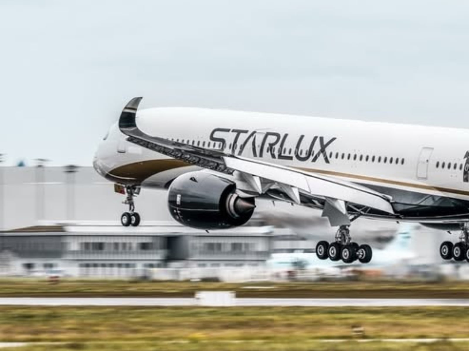 機票燃油附加費最多漲 157%！亞航票價調漲 40%、達美聯航齊發警告，出國荷包大失血