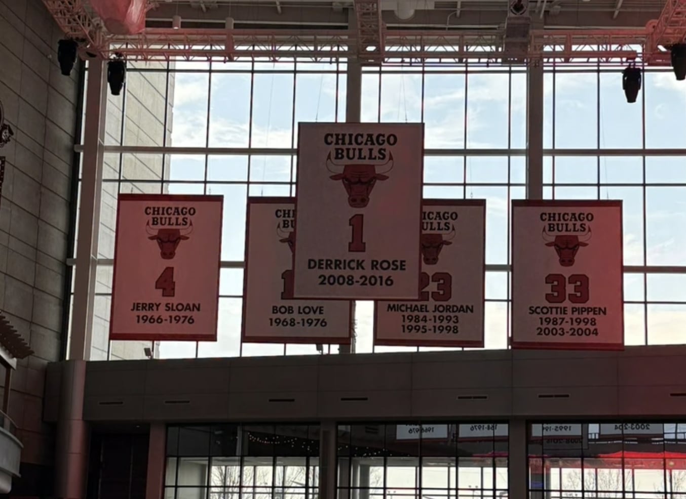 NBA／Derrick Rose 對芝加哥的意義超越 MJ？PTT 網友親訪公牛隊主場當地人回應曝光！