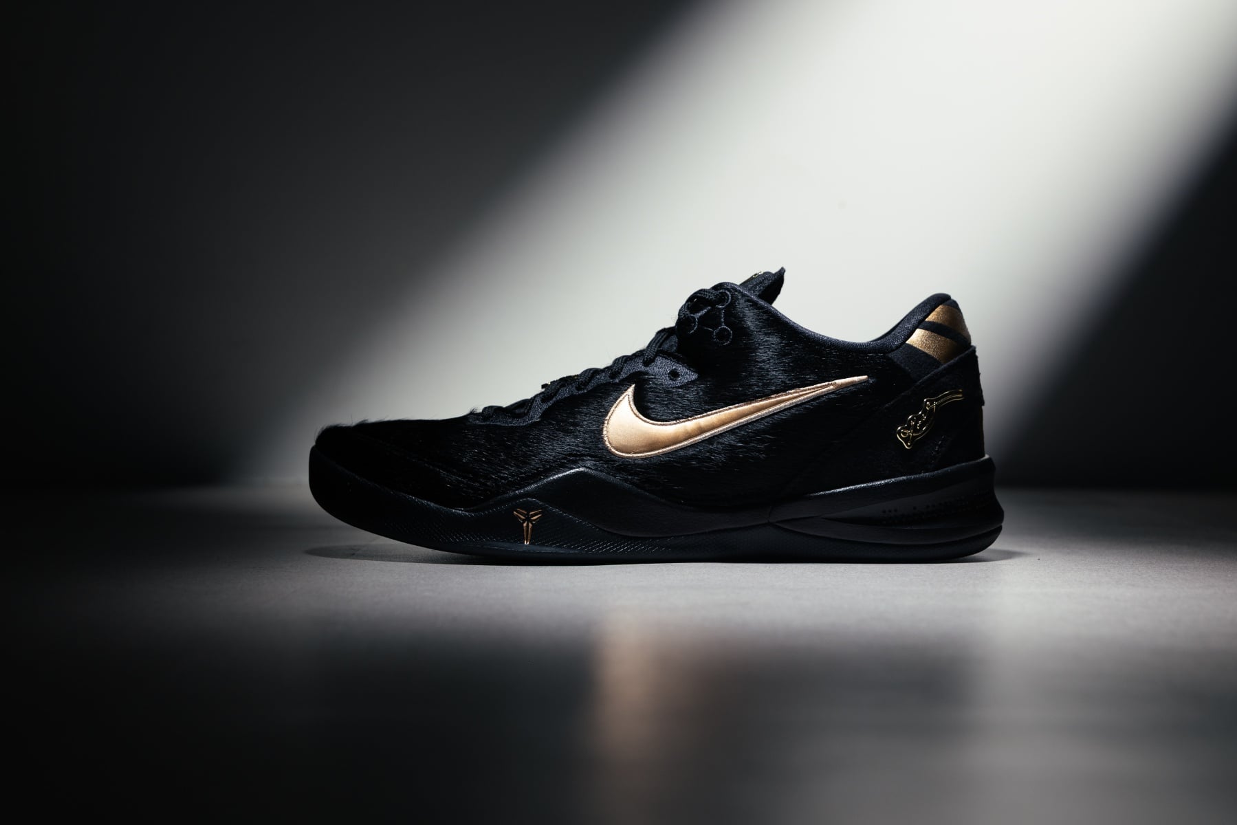 Nike 為林志傑打造「專屬退休禮盒」曝光!Kobe 8 黑金野獸戰靴、皮革外套致敬細節滿滿!