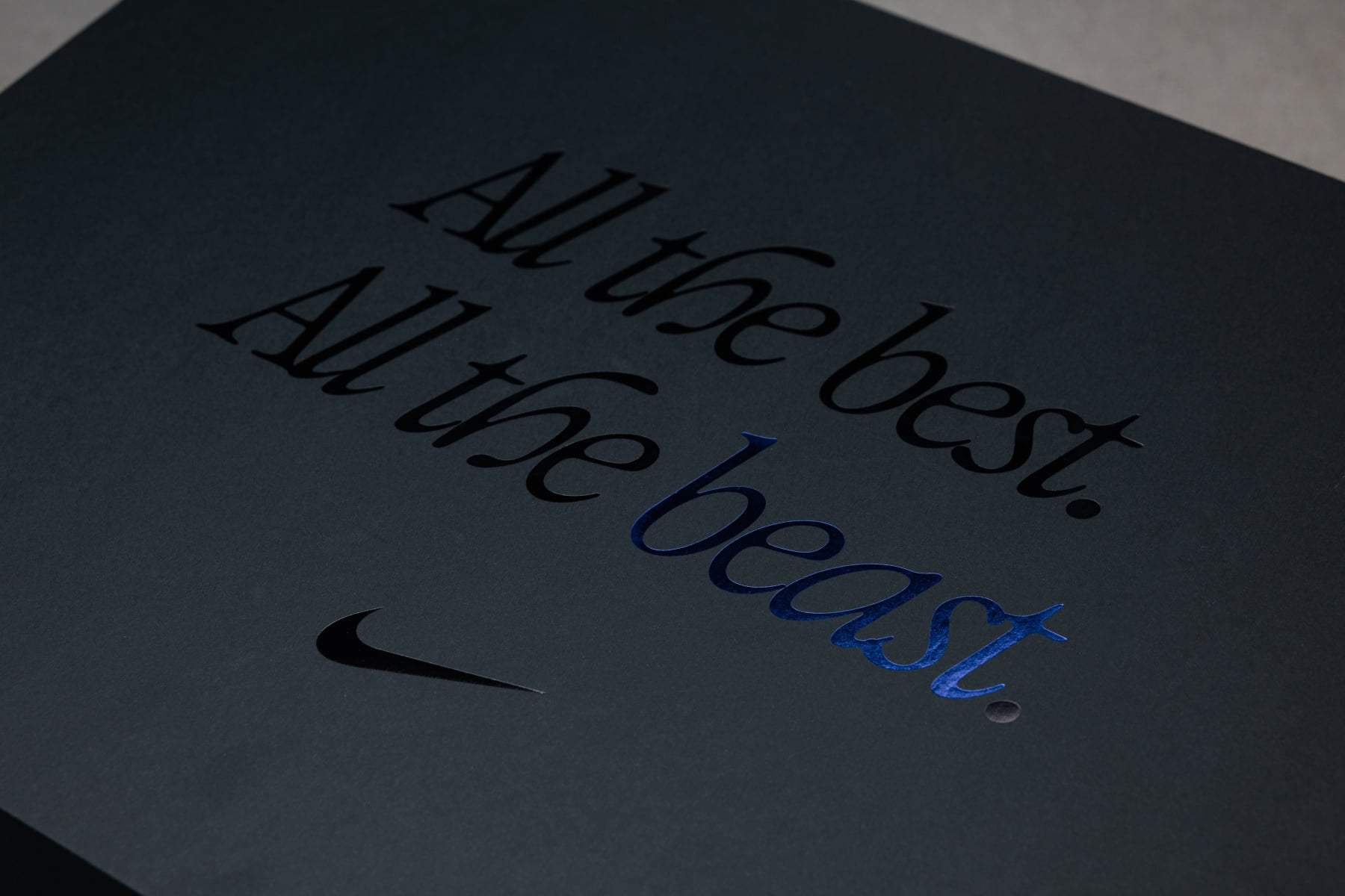 Nike 為林志傑打造「專屬退休禮盒」曝光!Kobe 8 黑金野獸戰靴、皮革外套致敬細節滿滿!