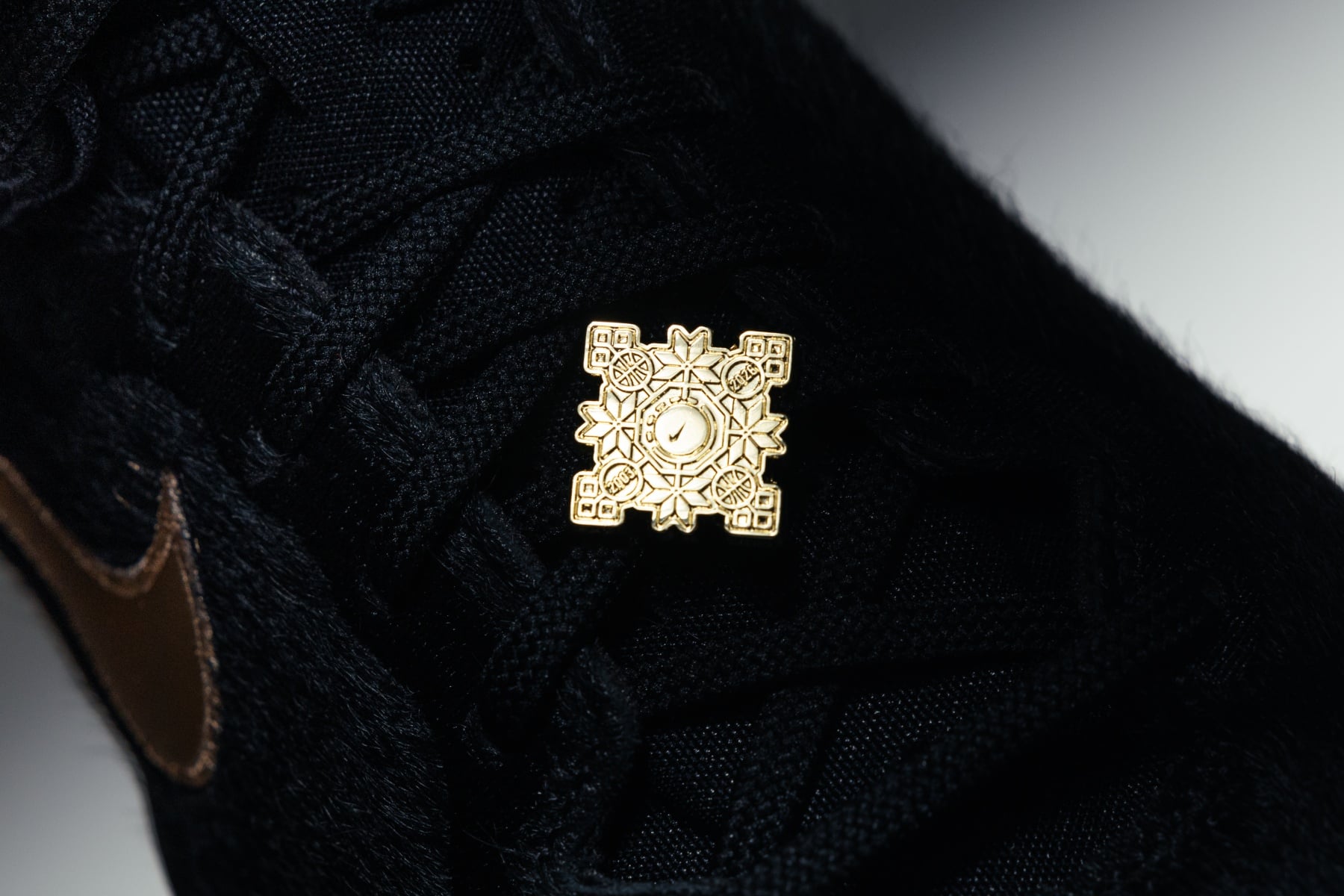 Nike 為林志傑打造「專屬退休禮盒」曝光!Kobe 8 黑金野獸戰靴、皮革外套致敬細節滿滿!