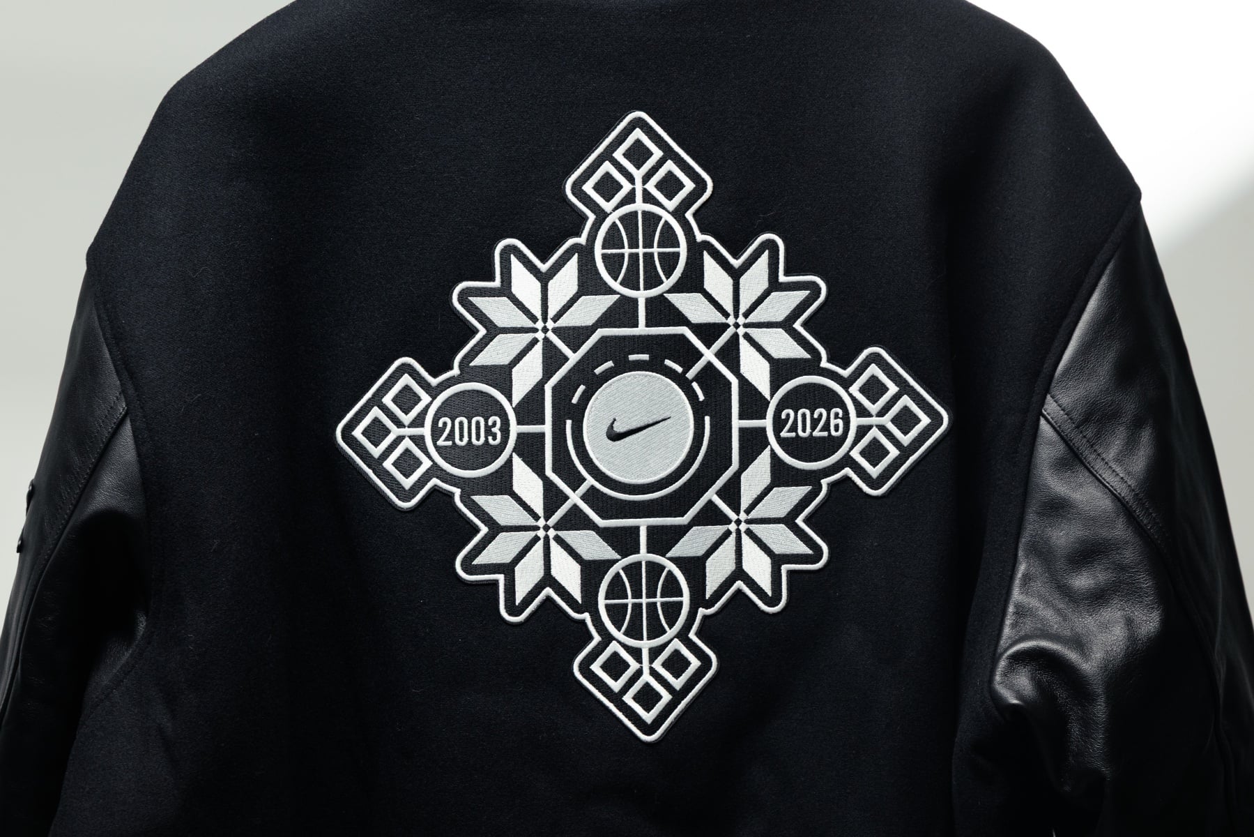 Nike 為林志傑打造「專屬退休禮盒」曝光!Kobe 8 黑金野獸戰靴、皮革外套致敬細節滿滿!