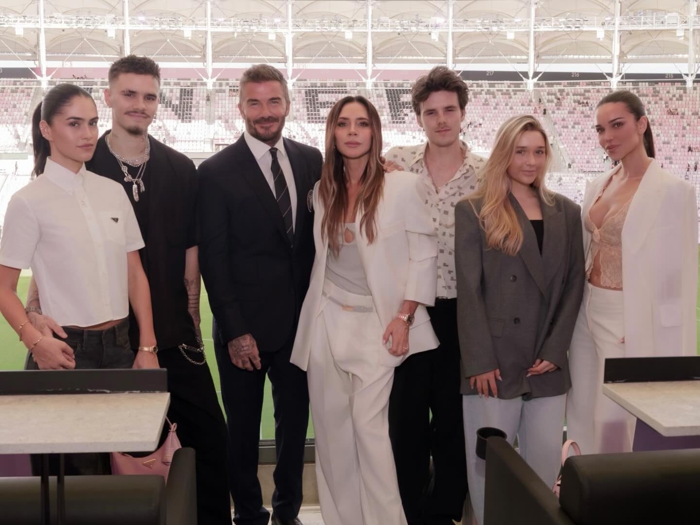 維多利亞貝克漢 Victoria Beckham 復活節禮籃名單缺席兒子、媳婦名！妮寇拉佩茲貼文疑似反擊引熱議！