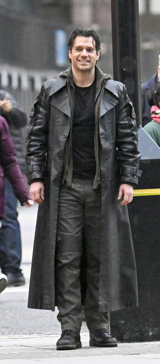 《時空英豪》重啟版亨利卡維爾 Henry Cavill 片場照曝光！皮衣造型引粉讚：「比超人更帥！」
