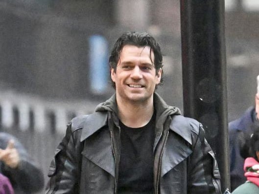 《時空英豪》重啟版亨利卡維爾 Henry Cavill 片場照曝光！皮衣造型引粉讚：「比超人更帥！」