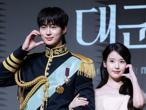 《21 世紀大君夫人》IU 記者會翻舊帳！爆邊佑錫演過渣男：「他跟我閨蜜外遇！」