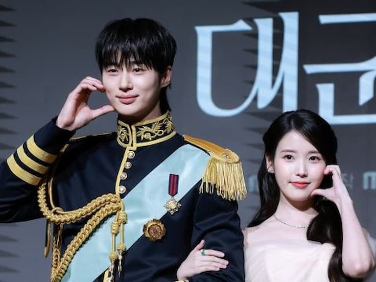 《21 世紀大君夫人》IU 記者會翻舊帳！爆邊佑錫演過渣男：「他跟我閨蜜外遇！」