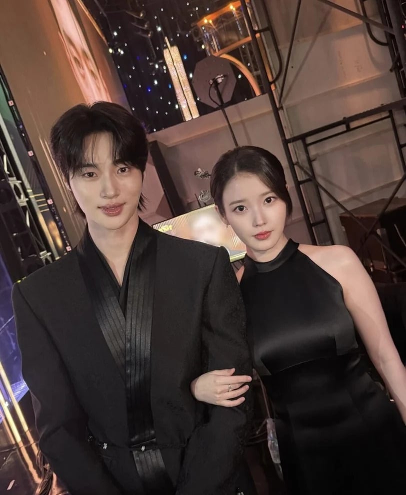 《21 世紀大君夫人》IU 記者會翻舊帳!爆邊佑錫演過渣男:「他跟我閨蜜外遇!」