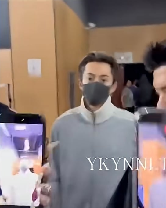 王鶴棣遭私生飯跟拍圍堵！憤怒打掉對方手機影片曝光！