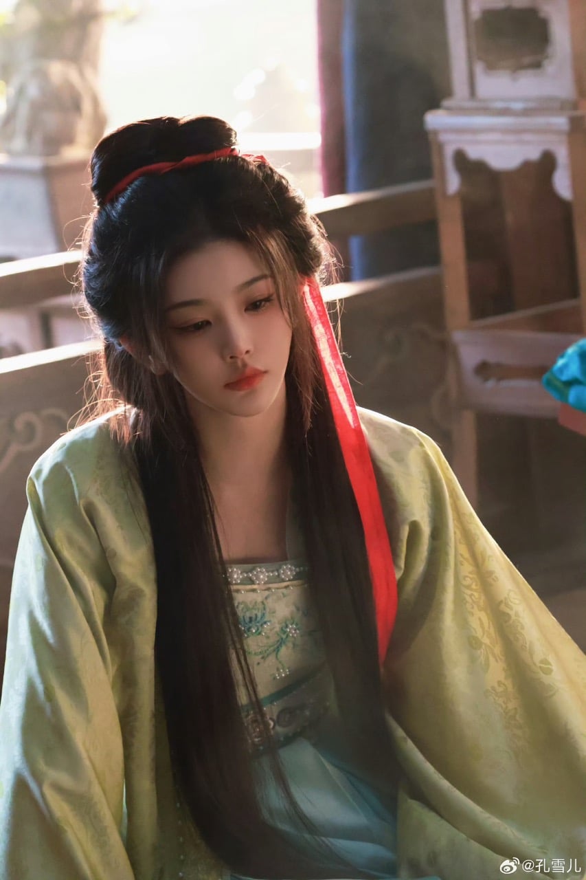 《逐玉》俞淺淺穿越線索解析｜CPR、商業頭腦、現代化台詞⋯5 大細節展現孔雪兒精湛演技！