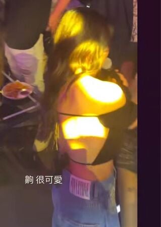 郭書瑤夜店穿衣大解放！轉身大露美背辣翻全網！