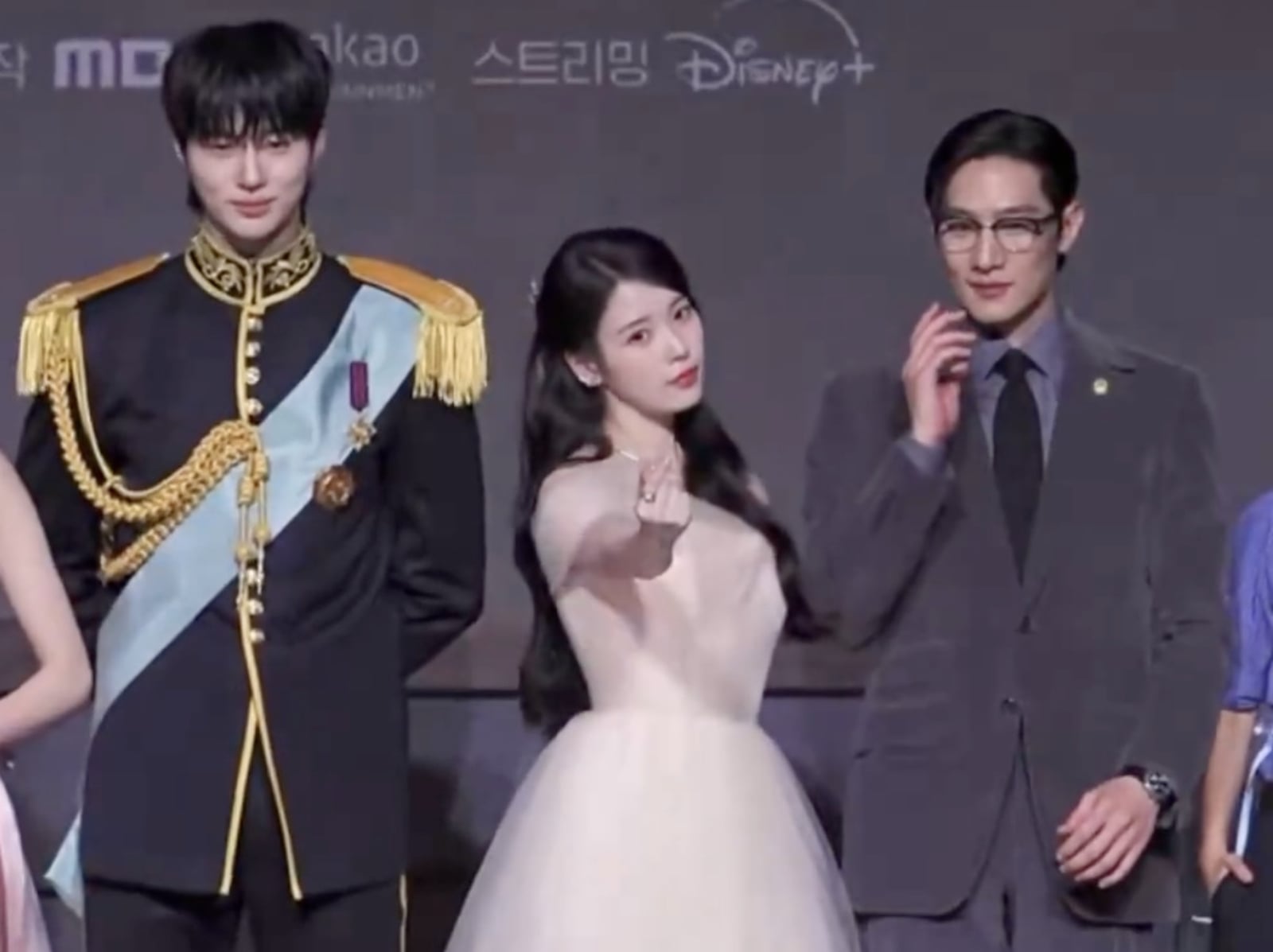 IU 李知恩《21世紀大君夫人》發佈會狂撒飯！邊佑錫、魯常泫被震懾到手足無措！