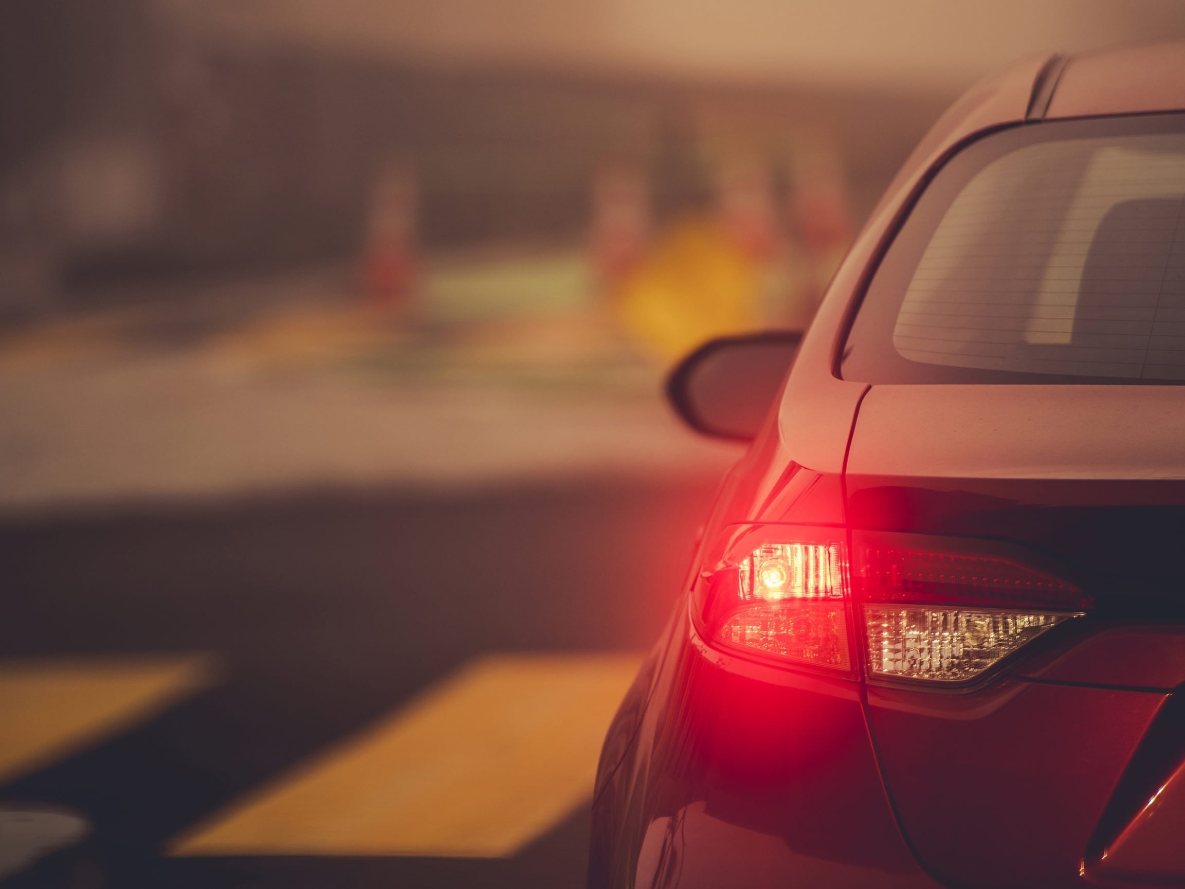 方向燈沒打滿罰 3,600 元！等紅燈也不能關、打太久沒切道一樣挨罰⋯完整規定看這裡！