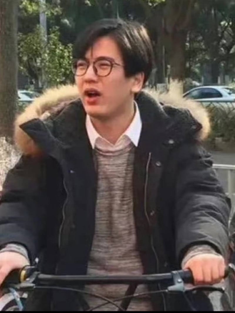 張凌赫高中老師爆料「小寶」綽號!回憶上課趣事:「他腿太長放不進桌子裡!」