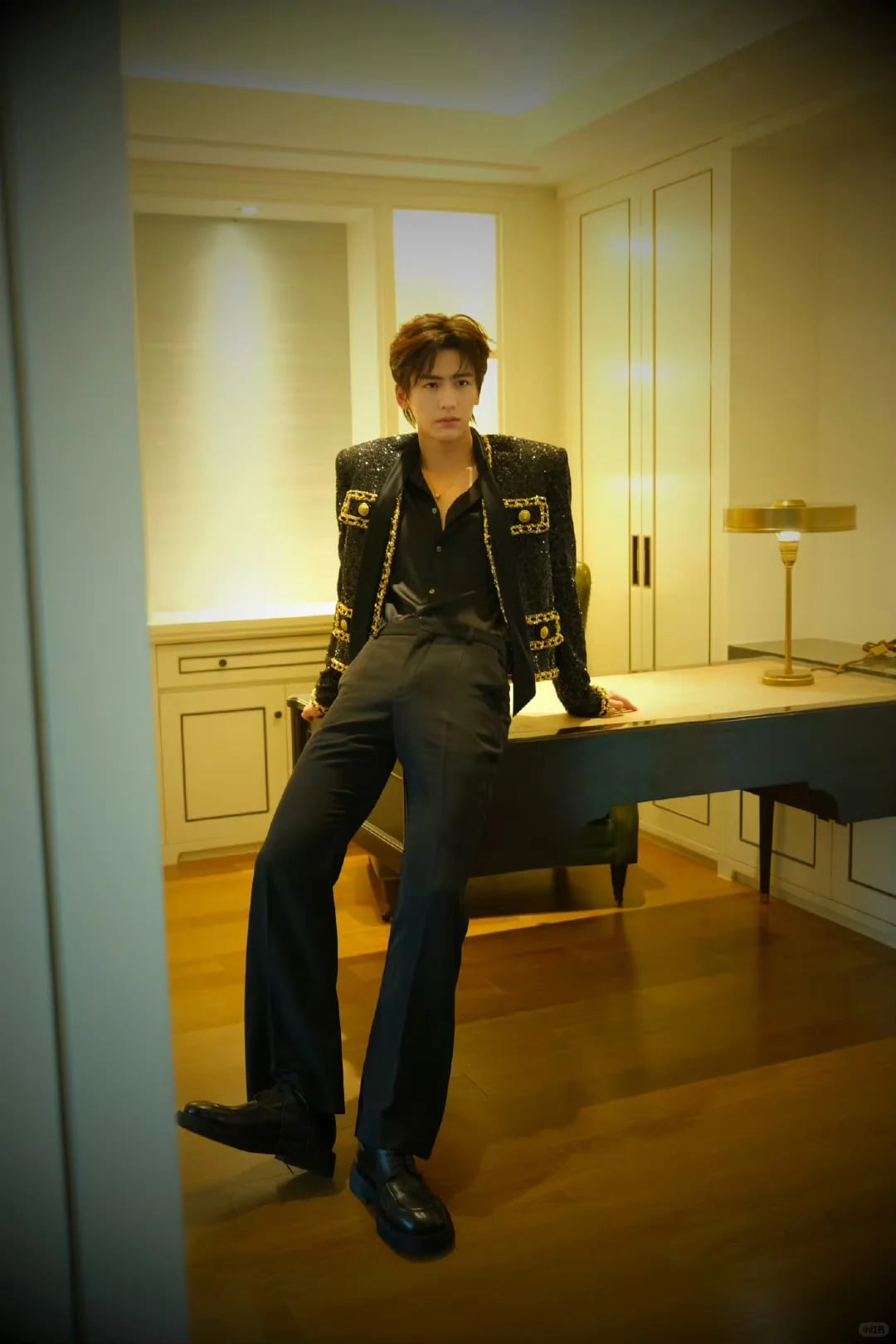 張凌赫高中老師爆料「小寶」綽號!回憶上課趣事:「他腿太長放不進桌子裡!」