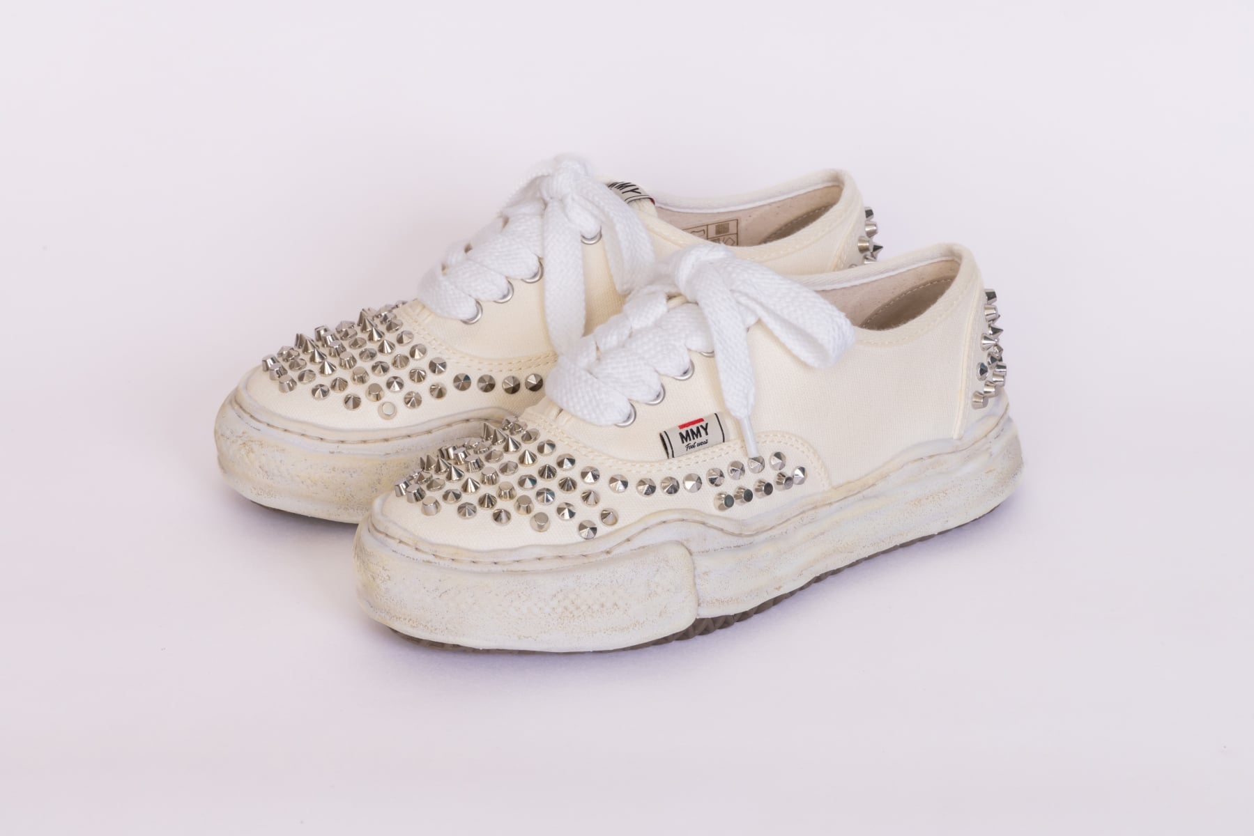 初衣食午 × Maison Mihara Yasuhiro 聯名策展登場！台灣限定鞋款 4 月 18 日全球同步開賣