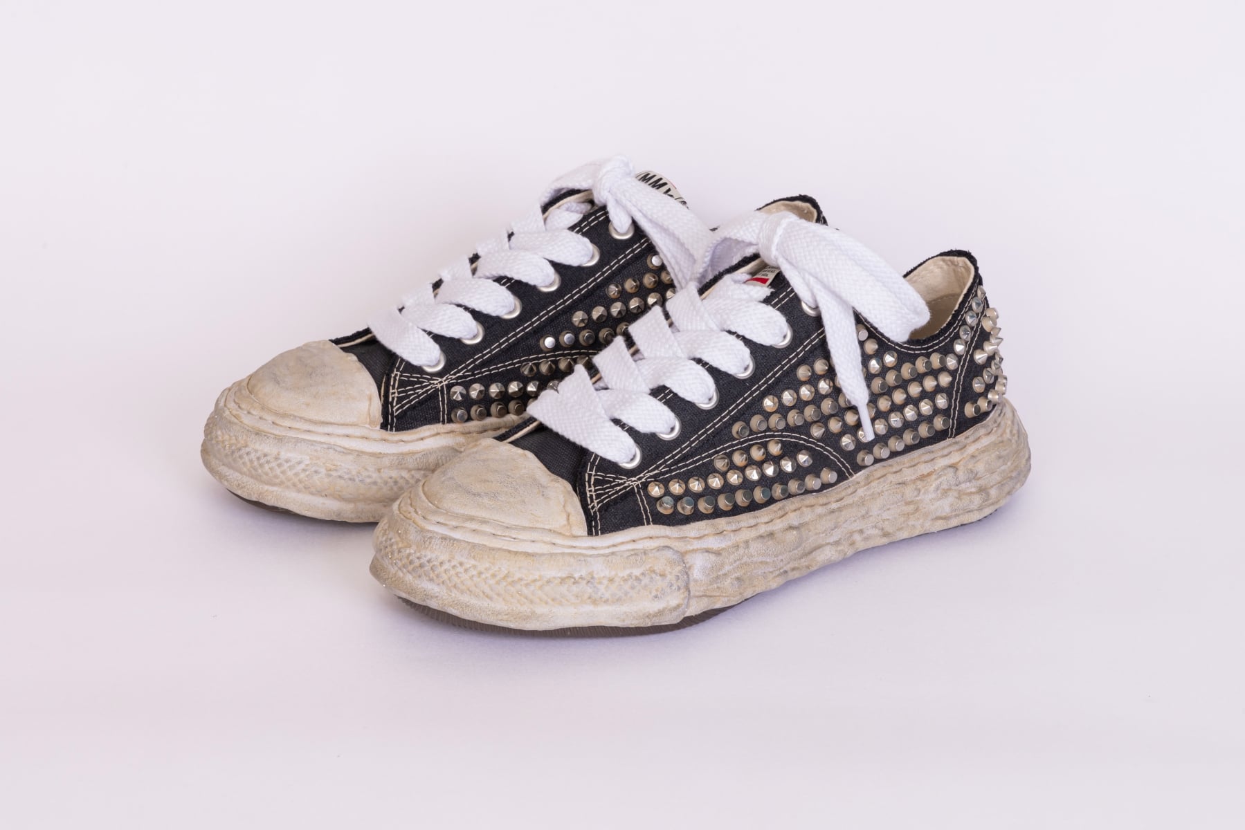 初衣食午 × Maison Mihara Yasuhiro 聯名策展登場！台灣限定鞋款 4 月 18 日全球同步開賣