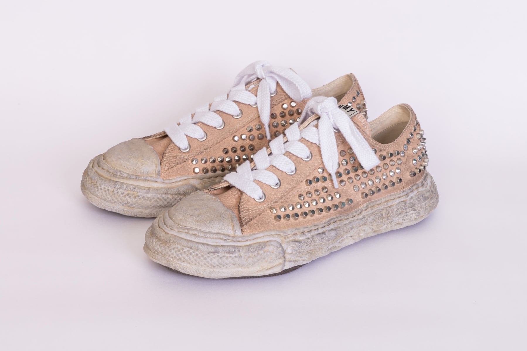 初衣食午 × Maison Mihara Yasuhiro 聯名策展登場！台灣限定鞋款 4 月 18 日全球同步開賣