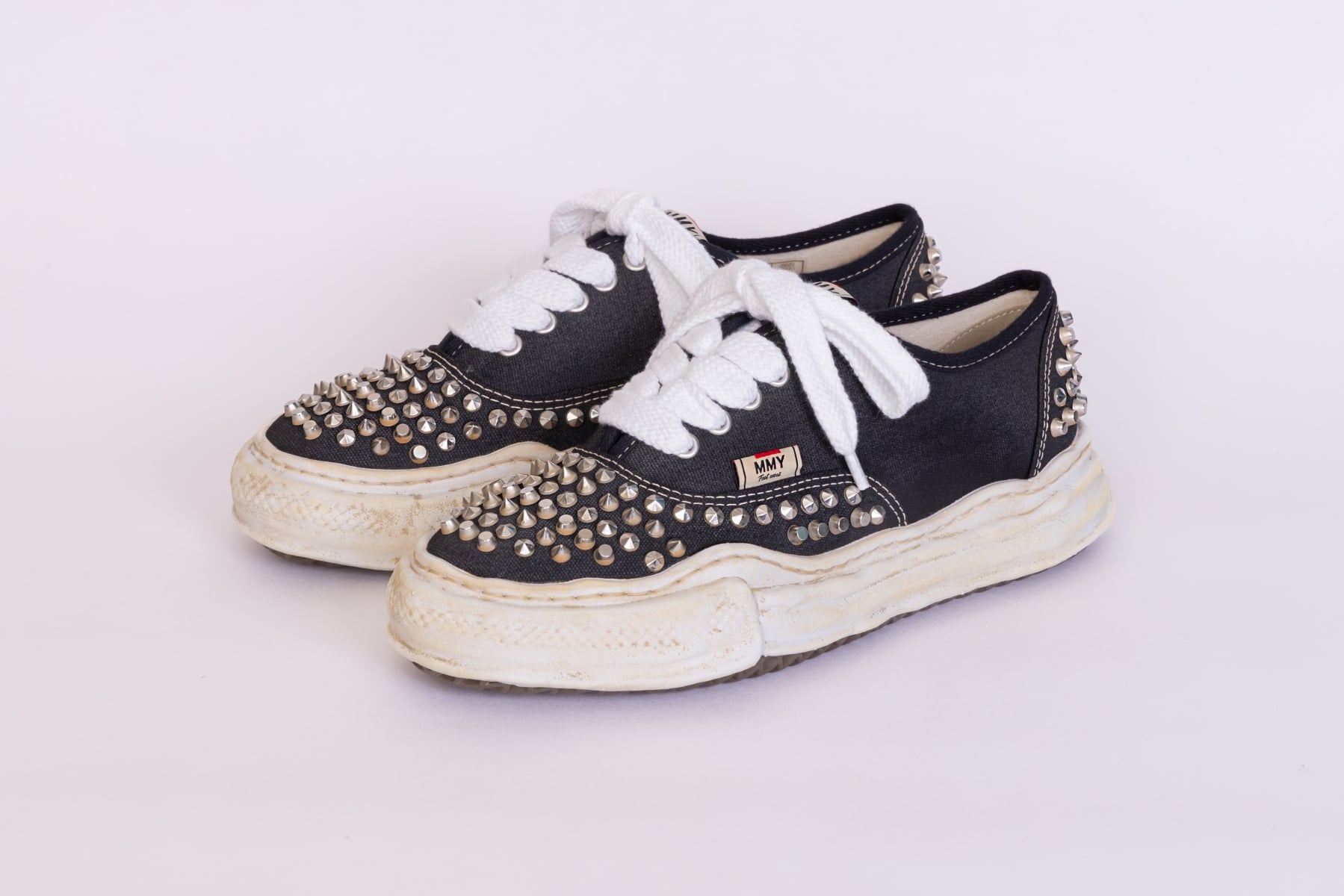 初衣食午 × Maison Mihara Yasuhiro 聯名策展登場！台灣限定鞋款 4 月 18 日全球同步開賣