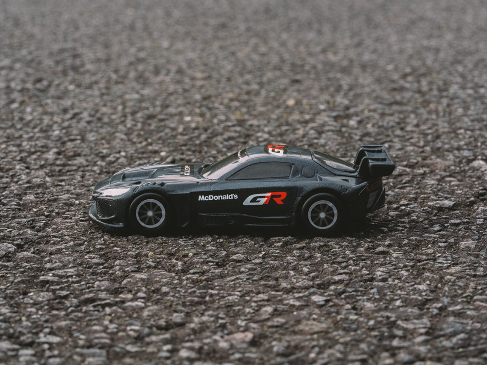 日本麥當勞 × Toyota GR GT3 聯名！9 款限量小車 4/10 開賣，大人也要搶吃兒童餐了！