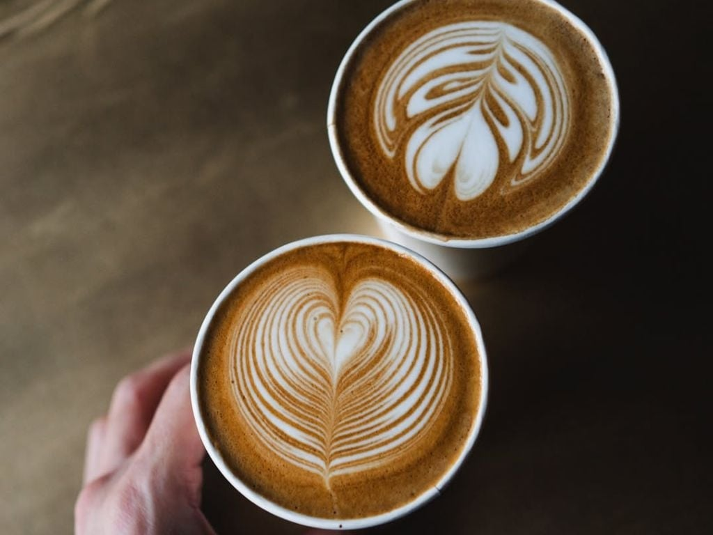 「焦糖瑪琪朵根本甜蜜陷阱！」韓國醫生警告：一杯等於整罐汽水，含糖量爆表到爆炸！